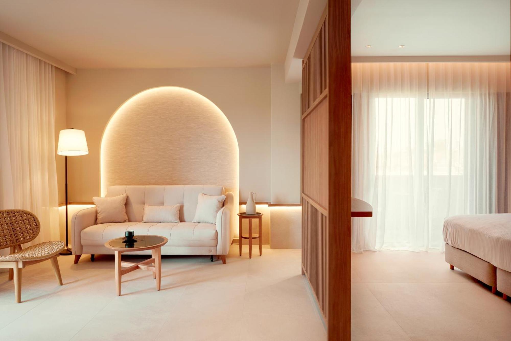 Deluxe Family Suite Side Sea View