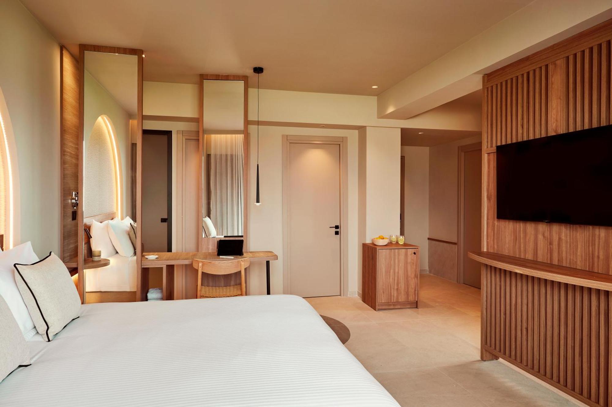 Deluxe Family Suite Side Sea View