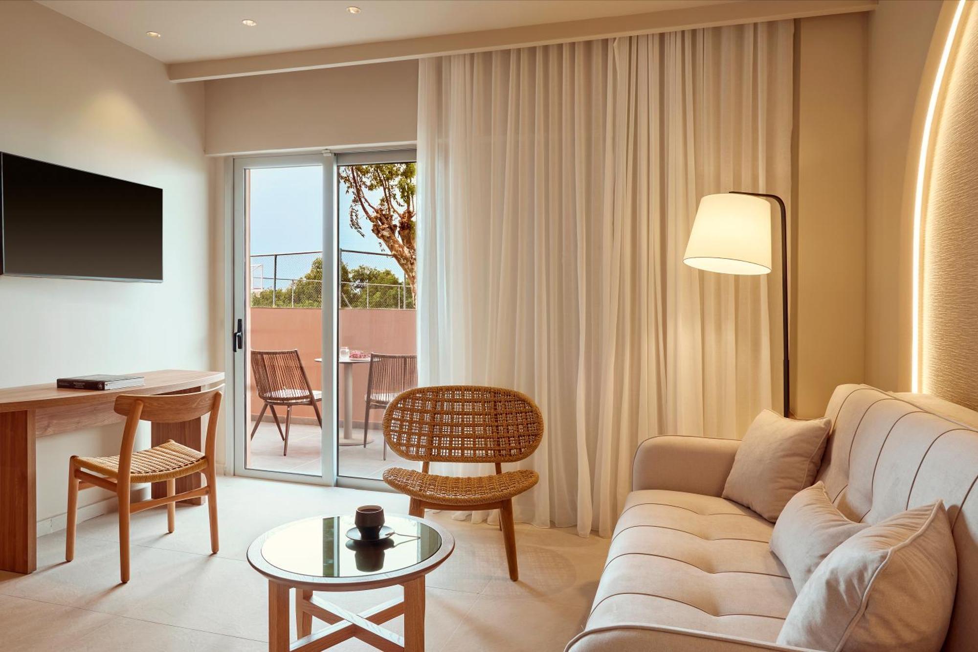 Deluxe Family Suite Side Sea View